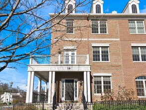 19 Beresford Ln in Livingston, NJ - Building Photo - Building Photo