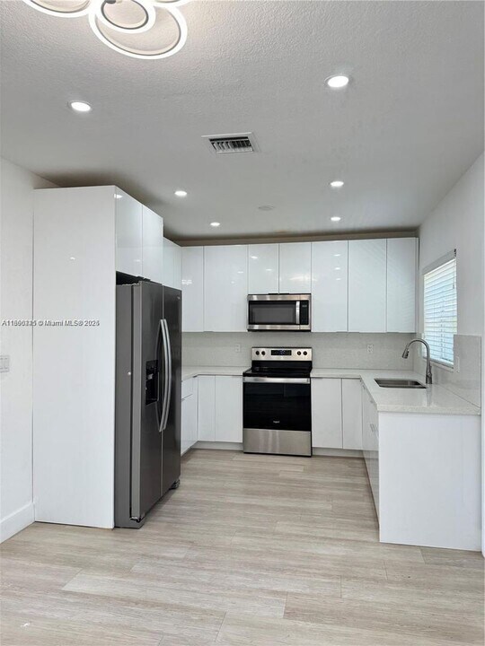 693 NE 80th St in Miami, FL - Building Photo