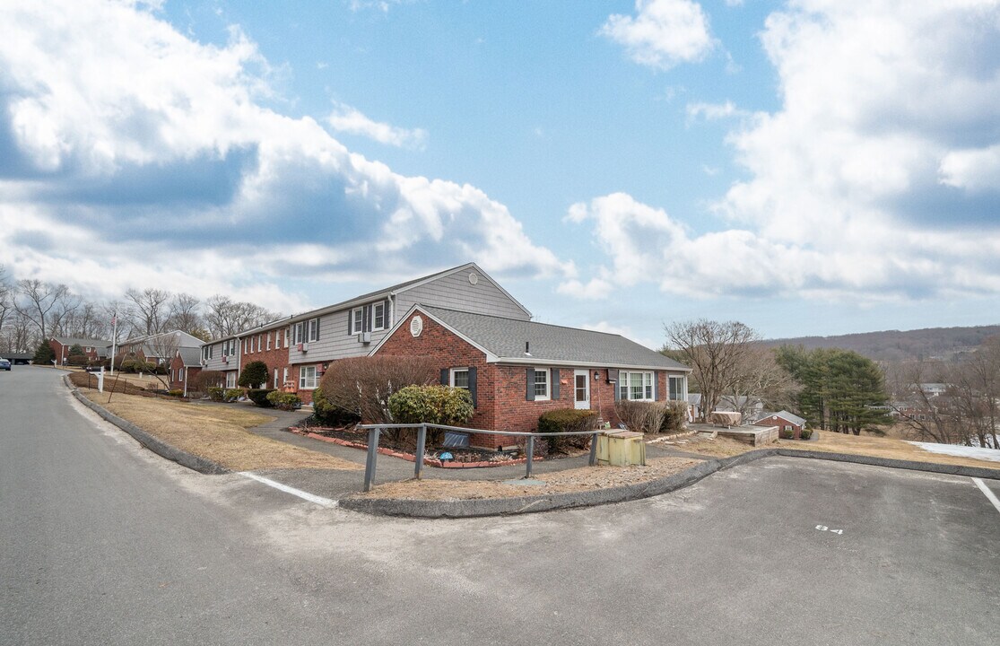 86 Old Farms Ln in New Milford, CT - Building Photo