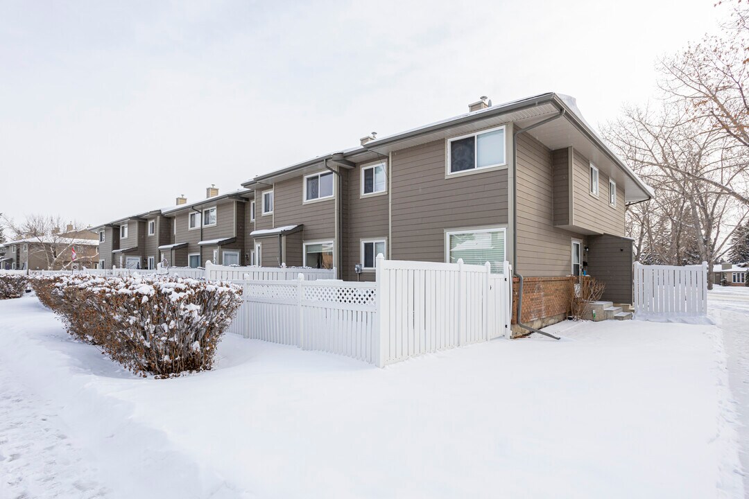 Deerfield Meadows in Calgary, AB - Building Photo