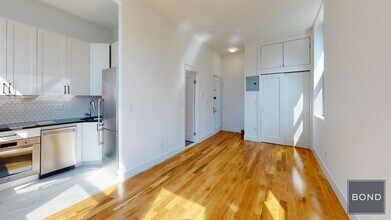 37.5 Bedford St in New York, NY - Building Photo - Building Photo