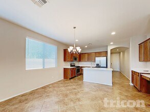 18253 W Eva St in Waddell, AZ - Foto de edificio - Building Photo