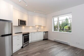 951 Charland Ave in Coquitlam, BC - Building Photo - Building Photo