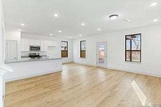 401 W Commerce St in San Antonio, TX - Foto de edificio - Building Photo