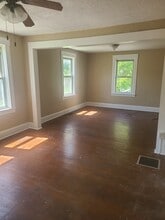 52 Main St, Unit 52 and 1 half Main St Sut in Sutton, MA - Foto de edificio - Building Photo