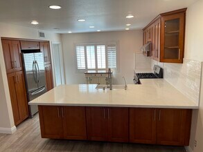 6220 Shoup Ave in Woodland Hills, CA - Building Photo - Building Photo