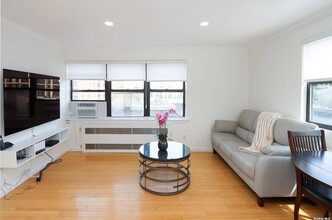 7 Bond St in Great Neck, NY - Building Photo - Building Photo