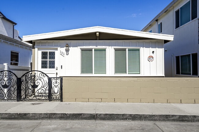 121 25th St in Newport Beach, CA - Building Photo - Building Photo