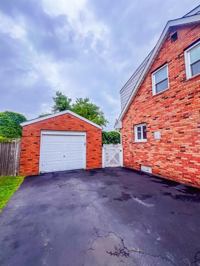 31 Maple Ave in Kings Park, NY - Building Photo - Building Photo