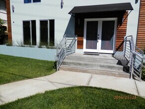 1952 N Beachwood Dr in Los Angeles, CA - Building Photo - Building Photo