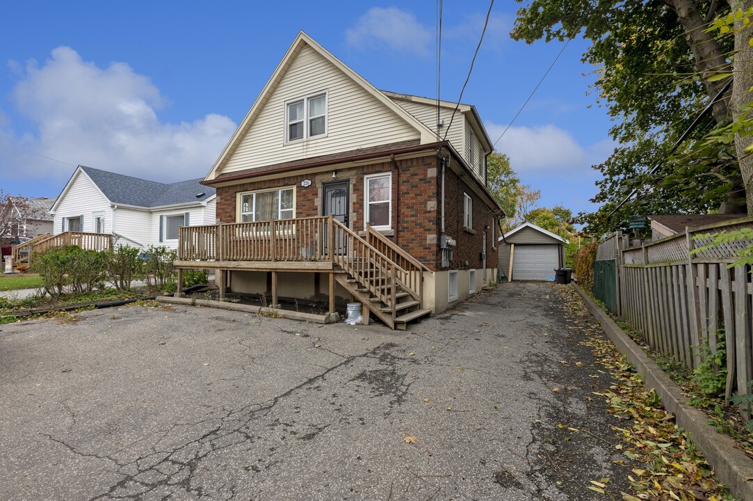 226 Westchester Crescent in St Catharines, ON - Building Photo