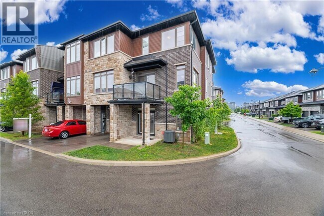 30 Times Square Blvd in Stoney Creek, ON - Building Photo - Building Photo