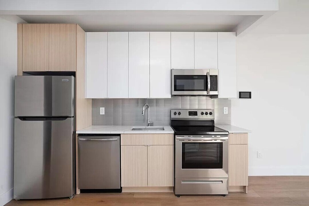 23-33 Astoria Blvd in Queens, NY - Building Photo
