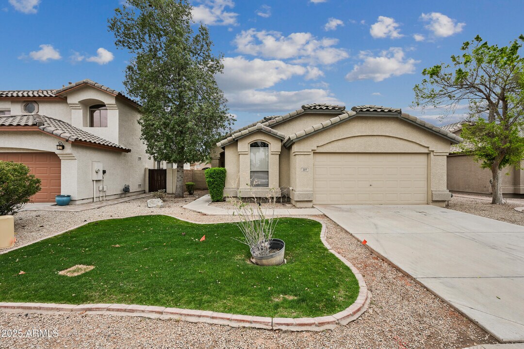 597 E Devon Dr in Gilbert, AZ - Building Photo