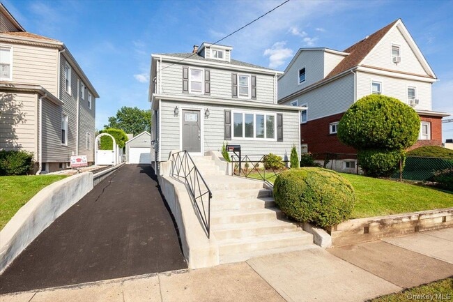 310 Columbus Pkwy in Mineola, NY - Building Photo - Building Photo