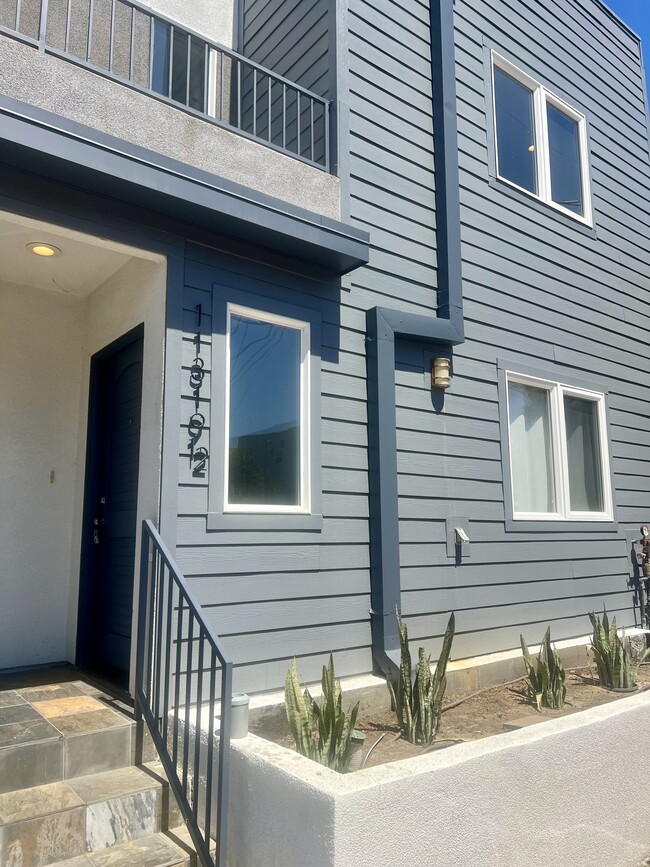 11319 Miranda St, Unit Front 1.5 in North Hollywood, CA - Foto de edificio - Building Photo