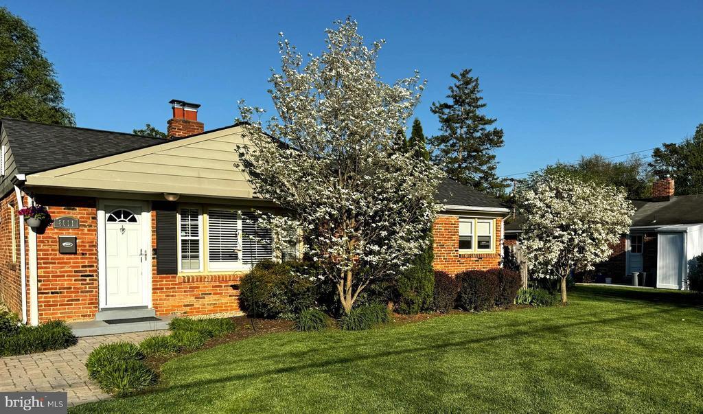 8011 Jackson Rd in Alexandria, VA - Building Photo