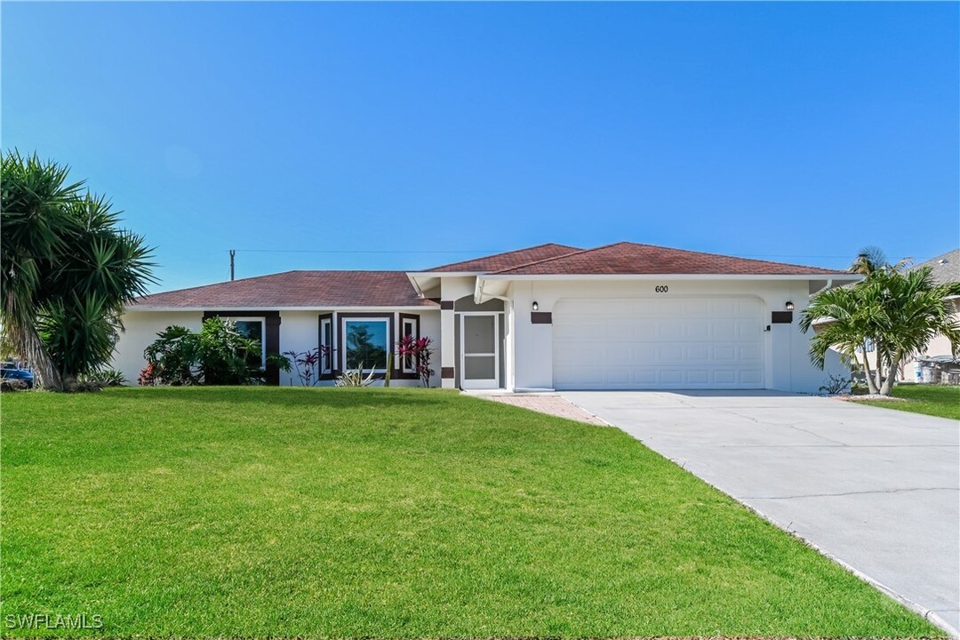 600 SW 18th Terrace in Cape Coral, FL - Foto de edificio