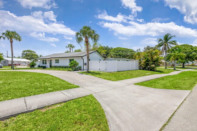 204 W Whitney Dr in Jupiter, FL - Building Photo - Building Photo
