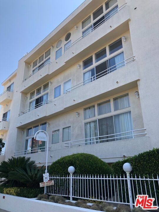 10432 Eastborne Ave in Los Angeles, CA - Foto de edificio - Building Photo