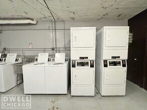 2336 N Commonwealth Ave, Unit 412 in Chicago, IL - Building Photo - Building Photo