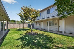 470-470 W Gloucester St in Gladstone, OR - Building Photo