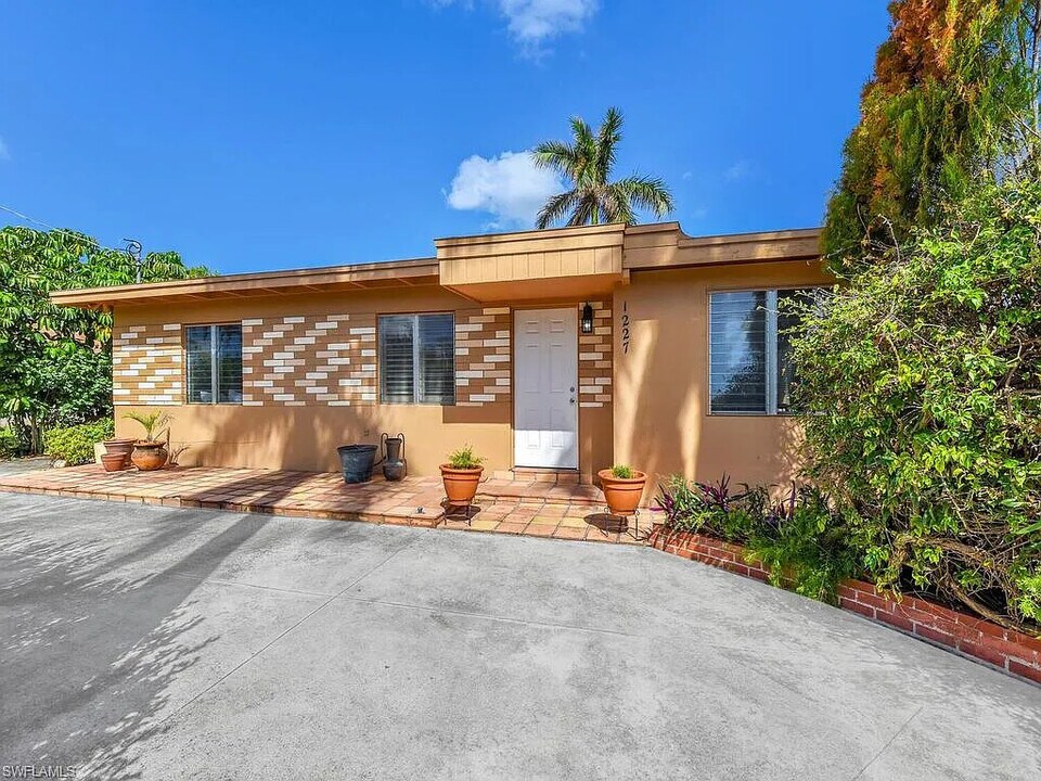 1227 Trail Terrace Dr in Naples, FL - Building Photo