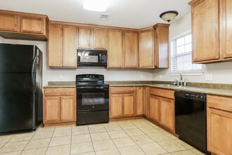 1717 White Oak Ln in Benton, AR - Foto de edificio - Building Photo