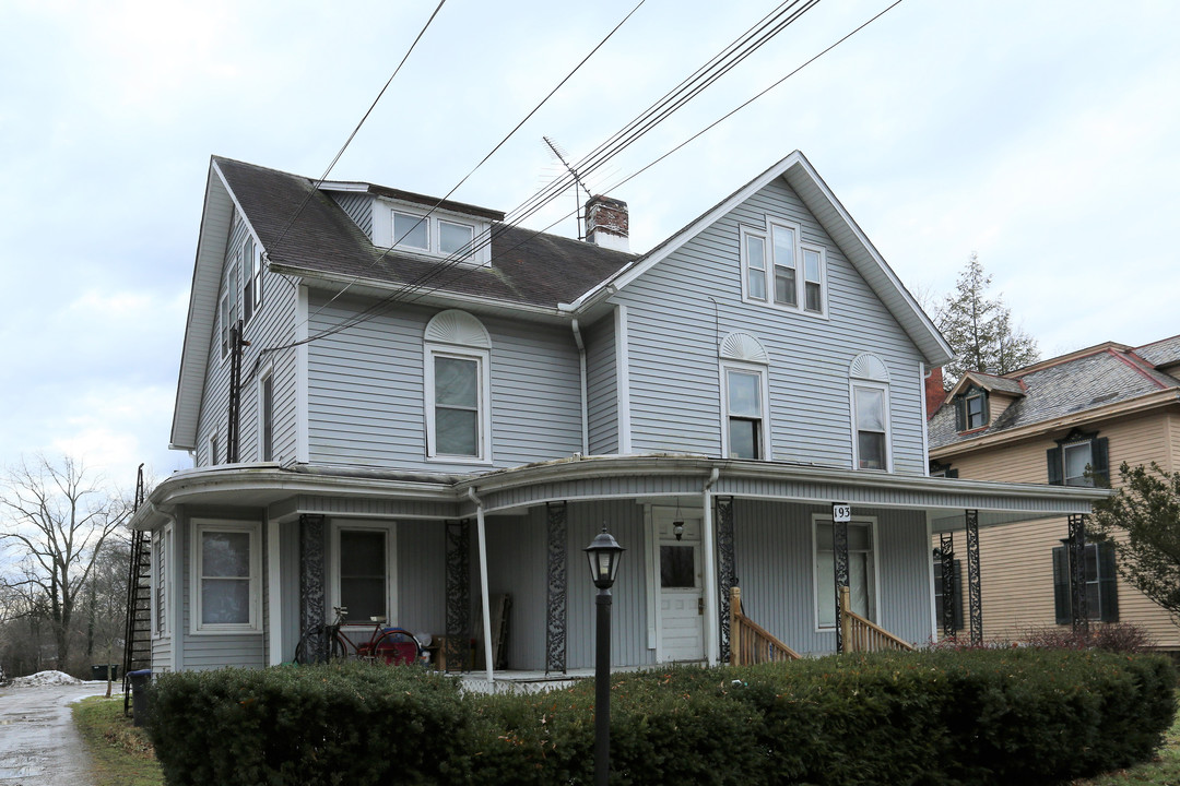 193 E College St in Oberlin, OH - Building Photo