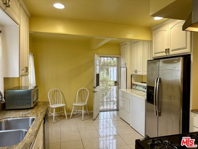 1252 Burnside Ave in Los Angeles, CA - Building Photo - Building Photo