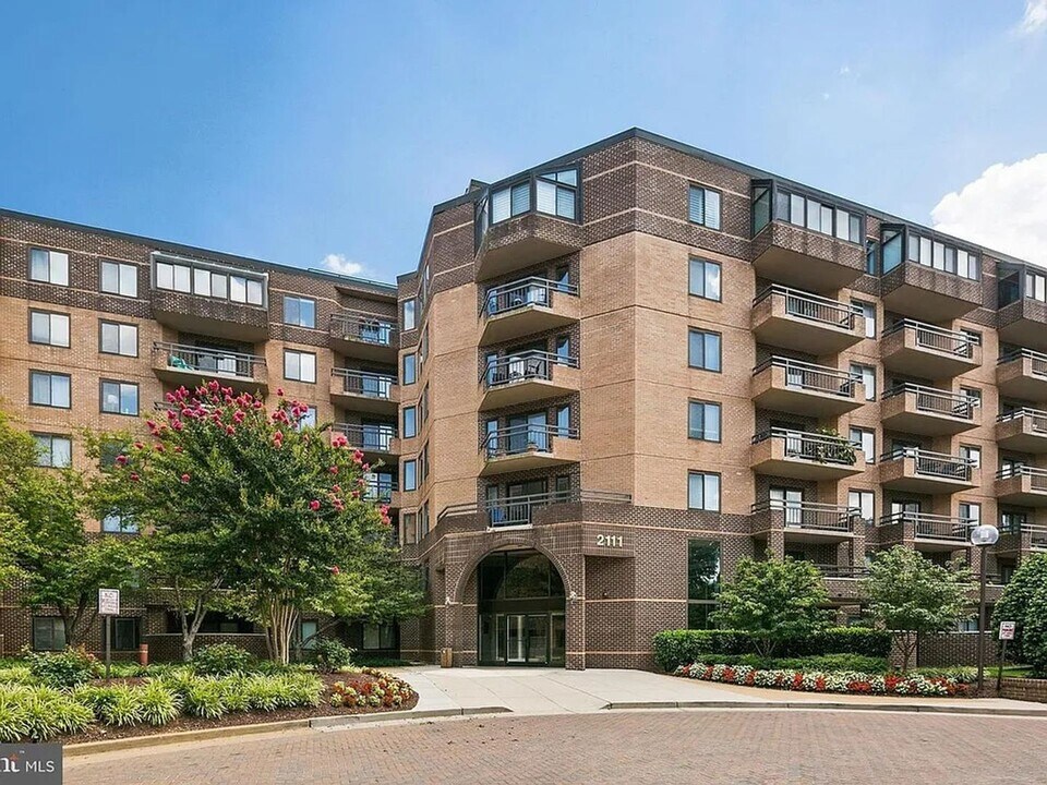 2111 Wisconsin Ave NW in Washington, DC - Building Photo
