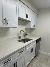 9105 Tudor Dr, Unit F101 in Tampa, FL - Foto de edificio - Building Photo