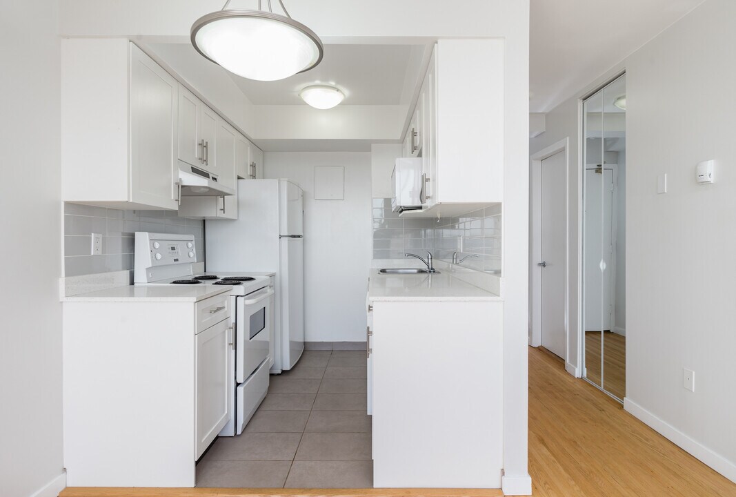 1750 Davie St in Vancouver, BC - Building Photo