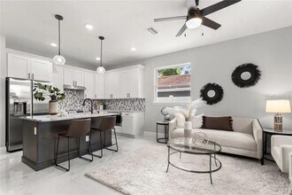 2337 W Walnut St in Tampa, FL - Building Photo - Building Photo