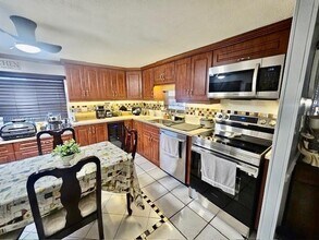 325 Lone Pine Ln in Hallandale Beach, FL - Building Photo - Building Photo