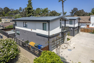 733 Valley Ave in Solana Beach, CA - Foto de edificio - Building Photo