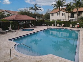 10261 NW 32nd Ter in Doral, FL - Foto de edificio - Building Photo