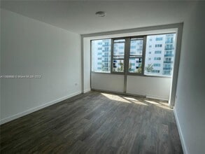 7545 E Treasure Dr in North Bay Village, FL - Building Photo - Building Photo
