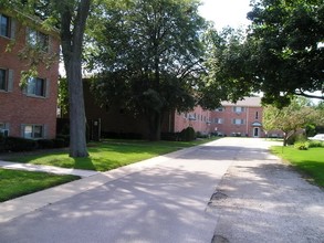 Brockway Court Apartments in Palatine, IL - Building Photo - Building Photo