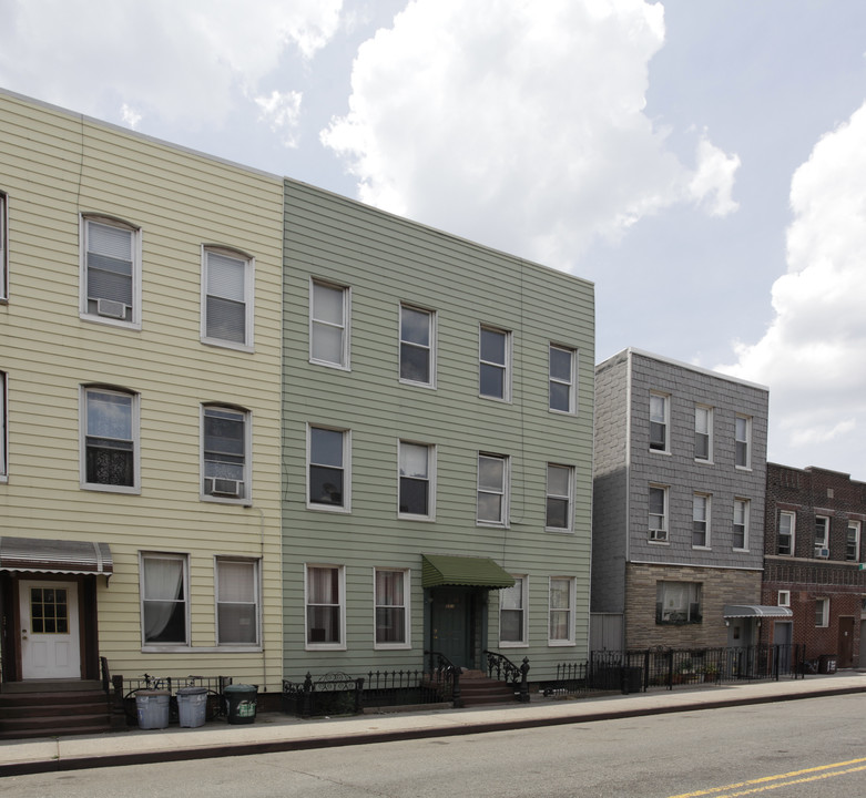 551 Graham Ave in Brooklyn, NY - Building Photo