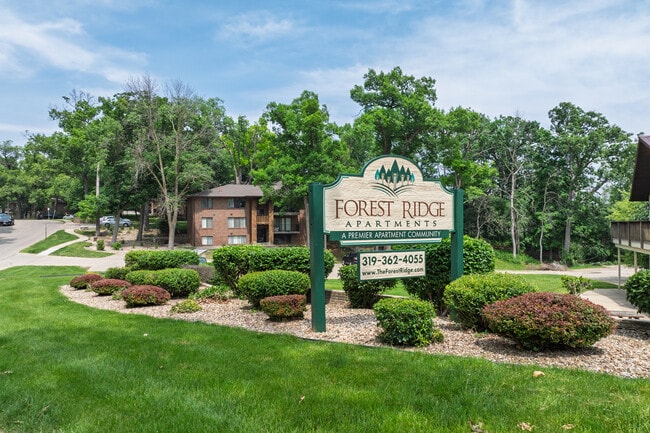 Forest Ridge Apartments in Cedar Rapids, IA - Foto de edificio - Building Photo