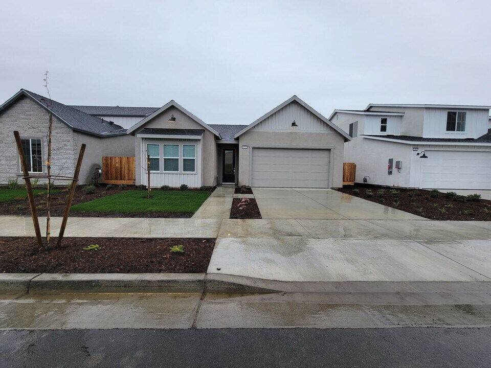 1311 S Velie St in Visalia, CA - Building Photo