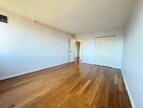 1731 Beacon St in Brookline, MA - Foto de edificio - Building Photo