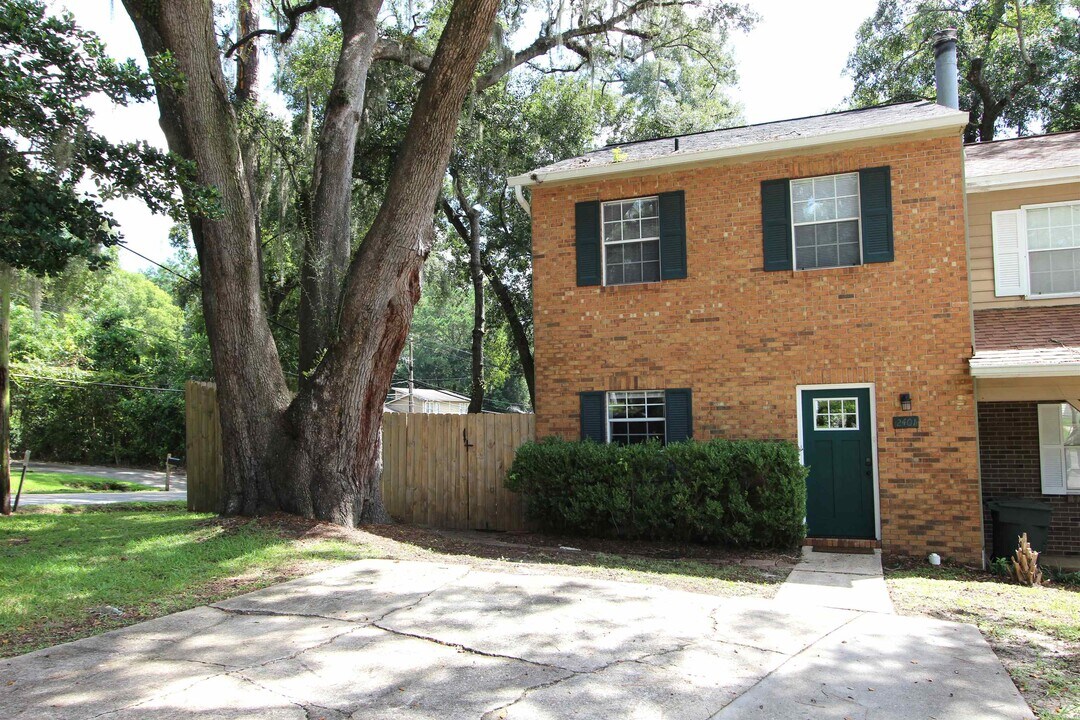 2401 Gregory Dr in Tallahassee, FL - Building Photo