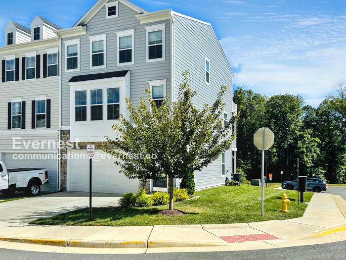 4091 Elizabeth Reed Wy in Lake Ridge, VA - Building Photo