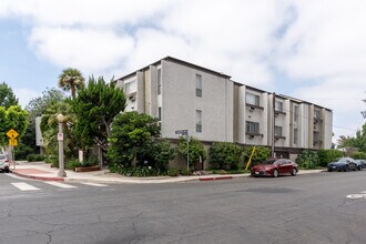 5751 Camellia Ave in North Hollywood, CA - Foto de edificio - Building Photo