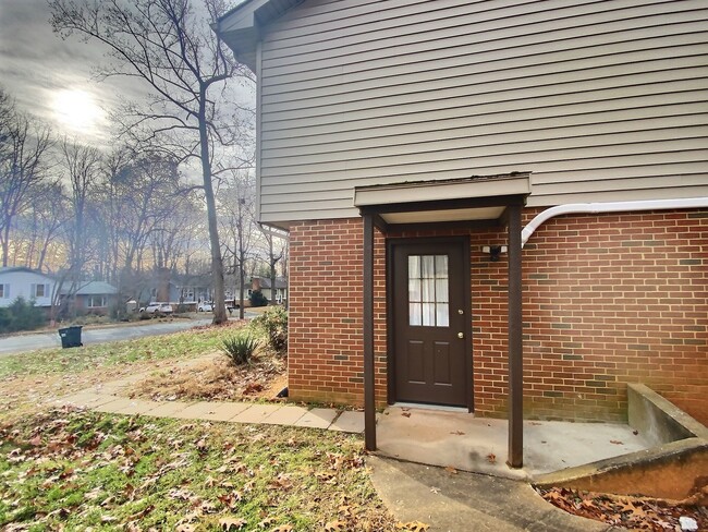 1326 Oak Tree Ln in Charlottesville, VA - Building Photo - Building Photo