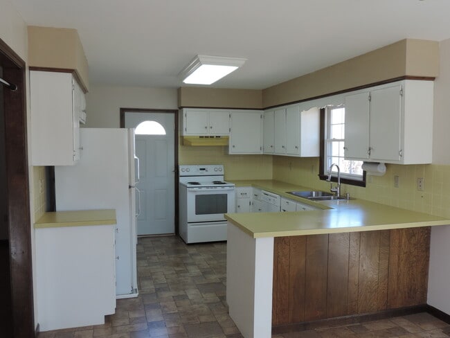 936 Ridge Dr in Warrensburg, MO - Building Photo - Building Photo