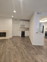 4444 Wilshire Blvd, Unit 204 in Los Angeles, CA - Foto de edificio - Building Photo