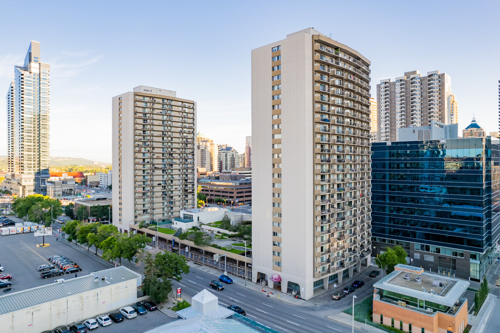 Continental Towers East in Calgary, AB - Building Photo